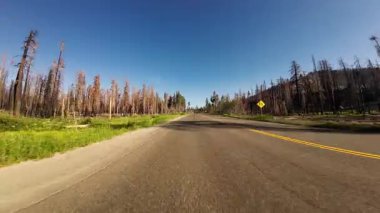 Tahoe Gölü Echo Gölü 'nden Phillips Otoyolu 02 Arka Manzara Sürücü Plakası 50 Batı Kaliforniya ABD Ultra Geniş