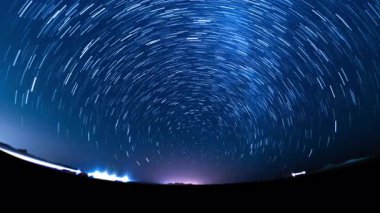 Polaris 'in Yıldız İzleri Kuzey Yıldızı Fisheye Panorama Astrofotoğrafçılık Gece Gökyüzü Hızı
