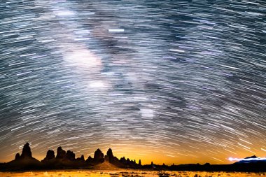 Güney Gökteki Samanyolu Galaksisinin Yıldız İzleri: 35 mm Kaliforniya 'daki Trona Zirvesi Astrofotografı