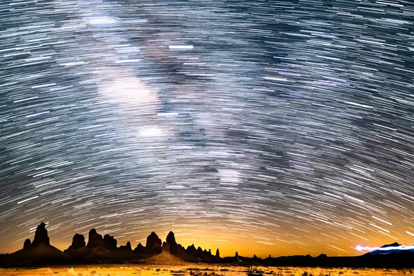 Güney Gökteki Samanyolu Galaksisinin Yıldız İzleri: 35 mm Kaliforniya 'daki Trona Zirvesi Astrofotografı