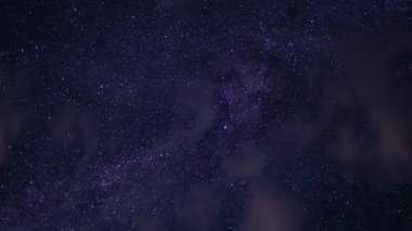 Astrofotoğrafçı Perseid Meteor Duş ve Samanyolu Galaksisi 50mm Kuzey Gökyüzü Görüntüsü Sierra Nevada Dağı Mor Kaliforniya ABD