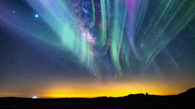 Aurora Yeşil Mor ve Samanyolu Galaksisi Horizon Güney Eğiminde
