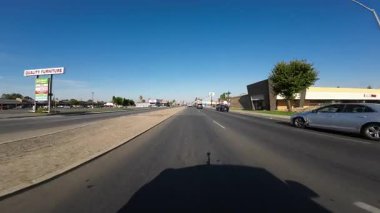 Bakersfield şehir merkezi şehir manzarası 03 Front View sürücü plakası Kaliforniya ABD Ultra Geniş