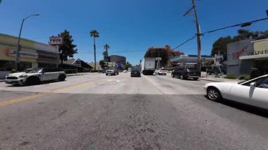 Hollywood Sunset Bulvarı, Westbound 08 Front View Fairfax Bulvarı, Kaliforniya plakalı.