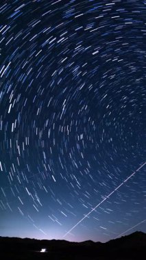 Ağustos Gecesi Gökyüzü Astrofotoğrafçılığının Dikey Çekimi Zaman Süreleri