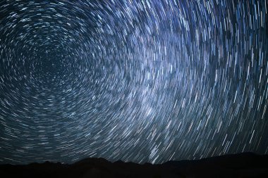 Kutup yıldızının yıldız izleri 24 mm 'de Kuzey Gök' te Sierra Nevada Dağları 'nda Kaliforniya' da Astrofotoğrafçılık