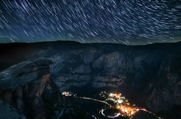 Kaliforniya 'daki Buzul Noktası' ndan Yosemite Star Trails of Meteors Astrofotoğrafçılık Gecesi