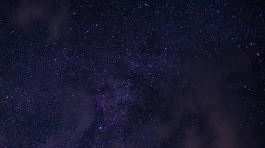 Astrofotoğrafçı Perseid Meteor Duş ve Samanyolu Galaksisi Kuzey Gökyüzü Sierra Nevada Dağı Mor Kaliforniya ABD Zaman Sürati: 02