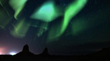 Aurora Yeşil Yıldızlı Gökyüzü Kuzeydoğu Kayalıkları Yukarı