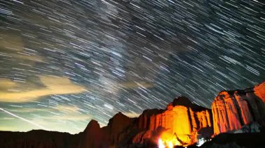 Samanyolu Galaksisi Yıldız Yolu, 24 mm Kamp ateşinde Kızıl Kaya Kanyonu üzerinde Gece Gökyüzü Zaman Çizelgesi Mojave Çölü Kaliforniya ABD 'de