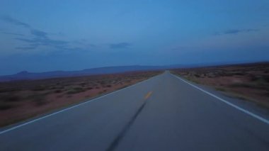 Utah Çöl Otoyolu Hiperlapse Sürüşü 261 Güneydoğu Akşam Önü Manzarası.