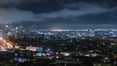 Aydınlatılmış San Francisco Bay Otoyolu ve Merkez Skyline Zaman Dönemi ABD