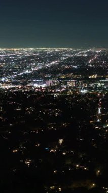 Los Angeles ve Hollywood 'un Kaliforniya' daki Işık Izgaralarının Dikey Çekimi