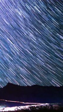 Güney-batı Gökyüzü 'ndeki Samanyolu Galaksisi' nin Dikey Çekimi Whitney Tepesi Astrofotografı ABD