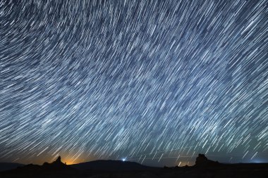 Samanyolu Galaksisinin Yıldız İzleri Doğu Gökyüzünde 14 mm 'de Kaliforniya' da Trona Zirvelerinde Yükseliyor.