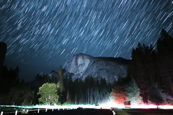 Yosemite Star Trails Over Half Dome 'dan Kaliforniya' daki Curry Village Astrophotography Night Sky 'a