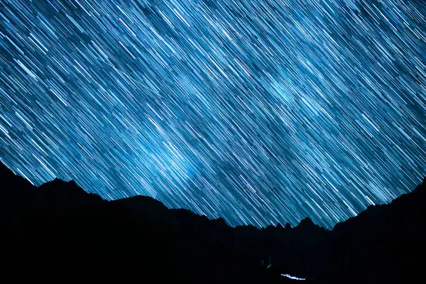 Whitney Perseid Dağı 'ndan düşen yıldız izleri. Meteor yağmuru. Kaliforniya' da 24 mm Astrofotoğrafçılık Gecesi Gökyüzü.