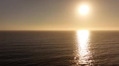 R 'nin üzerinde Günbatımı Okyanusu ve Güneşin Hava Çekimi