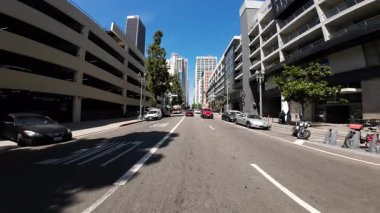 Los Angeles şehir merkezi Grand Ave Southbound 08 Arka Manzara 8. St Driving Plate California ABD Ultra Wide