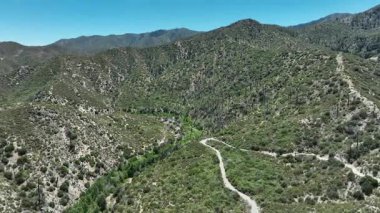 San Gabriel Dağları İzlerin Hava Çekimi ve Los Angeles Nehri Kaliforniya ABD