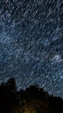 Kaliforniya 'da Palomar Dağı' nın yukarısında dikey Yıldız İzleri. San Diego Astrofotoğrafçılık: Gökyüzü Gecesi Süreleri.