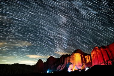 Samanyolu Galaksisi Yıldız Patikası, 24 mm Kamp ateşinde Mojave Çölü Kaliforniya 'da Red Rock Kanyonu Astrofotografı