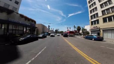 Los Angeles Wilshire Bulvarı doğuya doğru MacArthur Park 05. Arka Manzara Westlake Bulvarı Kaliforniya plakası.