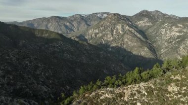 San Gabriel Dağları Kış Ormanı Hava Çekimi İleri Kaliforniya Açılış ABD