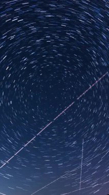 Kaliforniya 'da Astrofotografi Hızı' nda, Ağustos Gecesi Gökyüzünün Dikey Çekimi Piramit Gölü 'nün Üzerinde