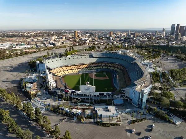 Dodger Stadyumu ve Doğu Los Angeles Havacılık Kaliforniya 'yı vurdu.