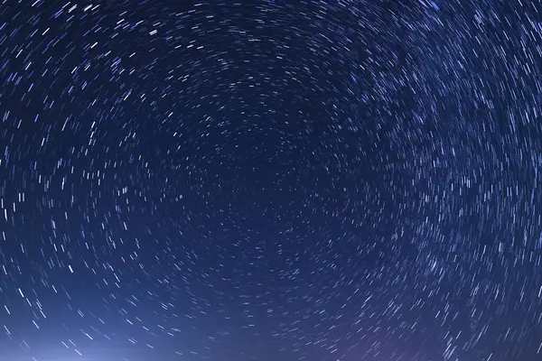 Kuzey Kutup Yıldızı 'nın Yıldız İzleri Ağustos Gecesi Kaliforniya' daki Piramit Gölü Astrofotoğrafçılığı üzerinde gökyüzü