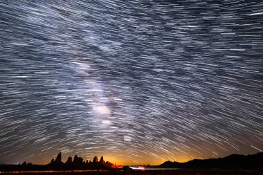 Güney Gökteki Samanyolu Galaksisi 'nin Yıldız Yolları 14 mm' lik Sunrise Over Mojave Desert Astrophotography in California USA