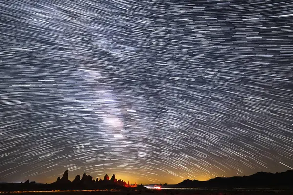 Güney Gökteki Samanyolu Galaksisi 'nin Yıldız Yolları 14 mm' lik Sunrise Over Mojave Desert Astrophotography in California USA
