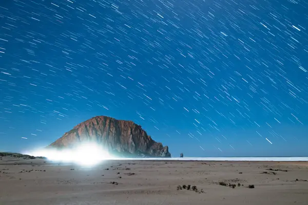 Morro Rock Yıldızı, Kaliforniya 'da Pasifik Okyanusu' nun Üzerinde Zaman Hızı Hızı İzliyor.