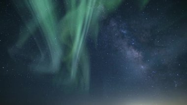 Aurora ve Samanyolu Galaksisi Yıldızlı Dans Döngüsü