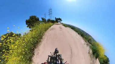 Kenneth Hahn Park Dağ Bisiklet Çiçekleri POV 02 Kaliforniya ABD