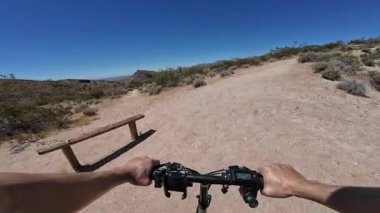 Dağ Bisikleti POV Mojave Çölü Kanyonu Kaliforniya 'da 3 Bisiklet Tepesi