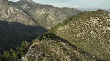 San Gabriel Dağları Kış Ormanı Hava Çekim Yörüngesi R California ABD