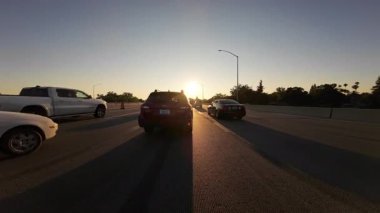 Sacramento Çevre Yolu 50 Batı 06 Ön Görüş Günbatımı Sürücü Plakası Kaliforniya ABD Ultra Geniş Geniş