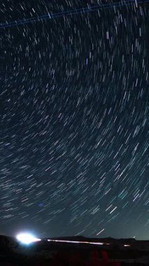 Kaliforniya 'da Kuzey Yıldızı' nın Dikey Çekimi Kızıl Kaya Kanyonu 'nun üzerinde Trafik Astrofotografı Gökyüzü Gecesi Süreleri ABD