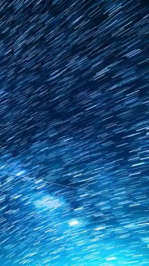 Doğu Gökyüzü Samanyolu Galaksisi 'nde Dikey Çekim Gece Gökyüzü Hızı Astrofotoğrafçılığının Yıldız İzleri