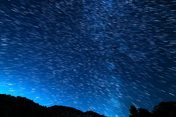 Samanyolu 'nun Yıldız Yolları Galaksisi' nin 15 mm. 'si Kaliforniya' daki Los Padres Ormanı 'nın yukarısındaki Güneydoğu Gökyüzü' nde çekilmiştir.