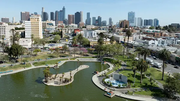 Los Angeles Şehir Merkezi Skyline ve MacArthur Park Lake California ABD