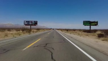 395 Kuzey Yolu 2 Kızıl Kaya Kanyonu Ridgecrest 11 Ön Manzara Çok Kameralı Araç Plakası Sierra Nevada California Dağı