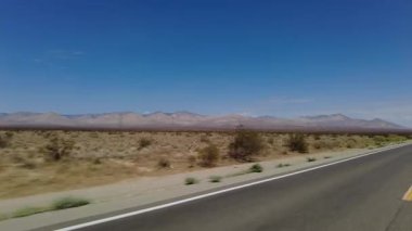 395 Kuzey Yolu 2 Kızıl Kaya Kanyonu 'ndan Ridgecrest 12 Çeyrek Kameralı Araç Plakası Sierra Nevada California