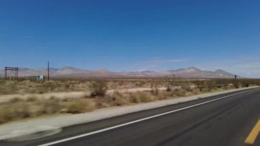 395 Kuzey Yolu 2 Kızıl Kaya Kanyonu 'ndan Ridgecrest 14 Çeyreklik L Çok Kameralı Araç Plakası Sierra Nevada California Dağı