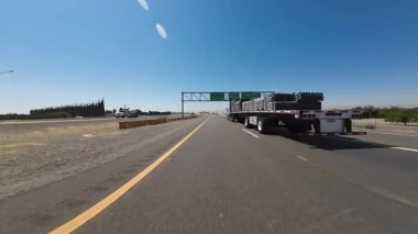 Kaliforniya Merkez Vadisi Otoyolu 5 Güney ve 132. Kavşak 02 Ön Görünüm Sürücü Plakası ABD Ultra Geniş