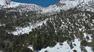 San Gabriel California Dağı 'ndaki kar kaplı dağların destansı kış manzarası.