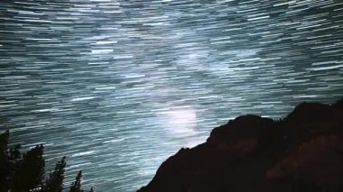 Kaliforniya 'daki Curry Village Astrofotoğrafçılığından Yosemite Yıldız İzleri Galaksisi Buzul Noktası.