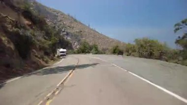 Kings Canyon Yolu 'nun Yüksek Süratli Sürüşü Doğu Bölümü Doğu Cephesi 04 Önden Kaliforniya ABD